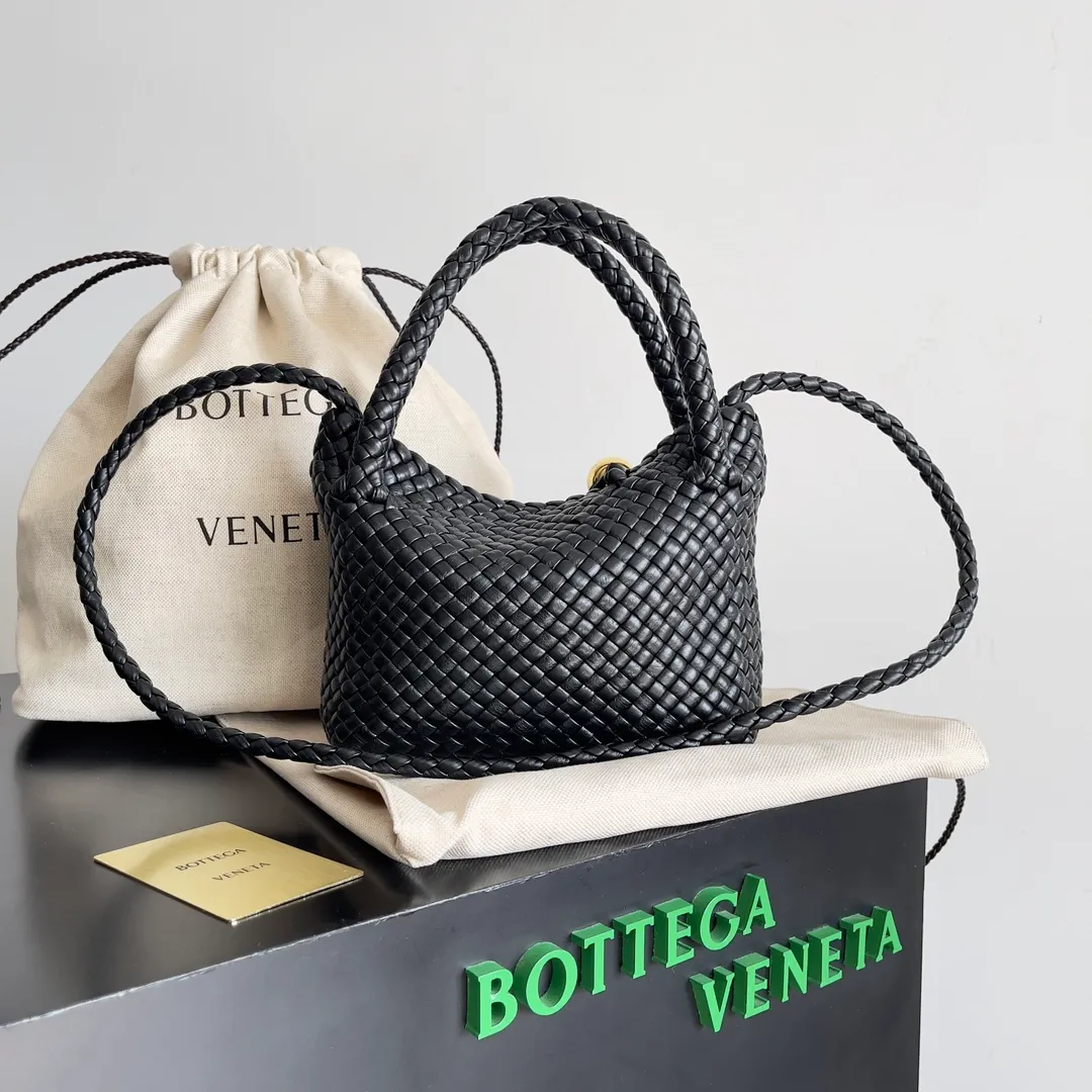 Batch 3760 BV collectible small woven handbags are really YYDS!! Bottega Veneta’s most classic small woven handbags are back! ! We use the highest quality leather with the highest craftsmanship❤️ to create the most expensive works. We have created the Intrecciato leather weaving process❤️ This unique traditional exclusive leather weaving method has not only become our logo but also reflects the time-consuming and labor-intensive craftsmanship of our products❤️ The new TOSCA handbag must be a selection worth collecting🆕 Style number: 776755 Size: 20*15.5*7cm